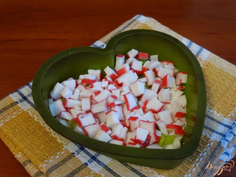 Фото приготовление рецепта: Салат со свеклой и крабовыми палочками шаг №3