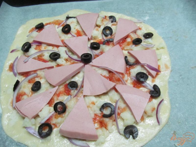 Фото приготовление рецепта: Пицца с колбасой и картофельным пюре шаг №6