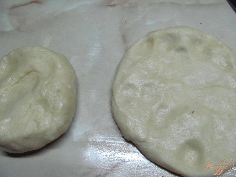 Фото приготовление рецепта: Пицца с колбасой и картофельным пюре шаг №3