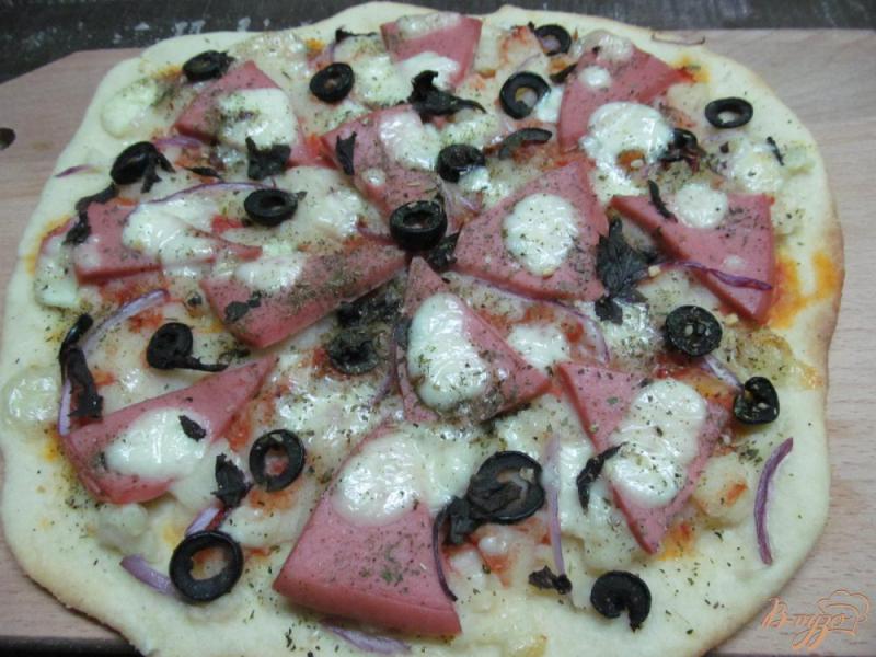 Фото приготовление рецепта: Пицца с колбасой и картофельным пюре шаг №8