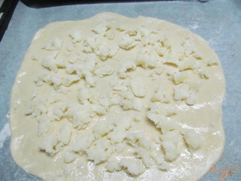 Фото приготовление рецепта: Пицца с колбасой и картофельным пюре шаг №5