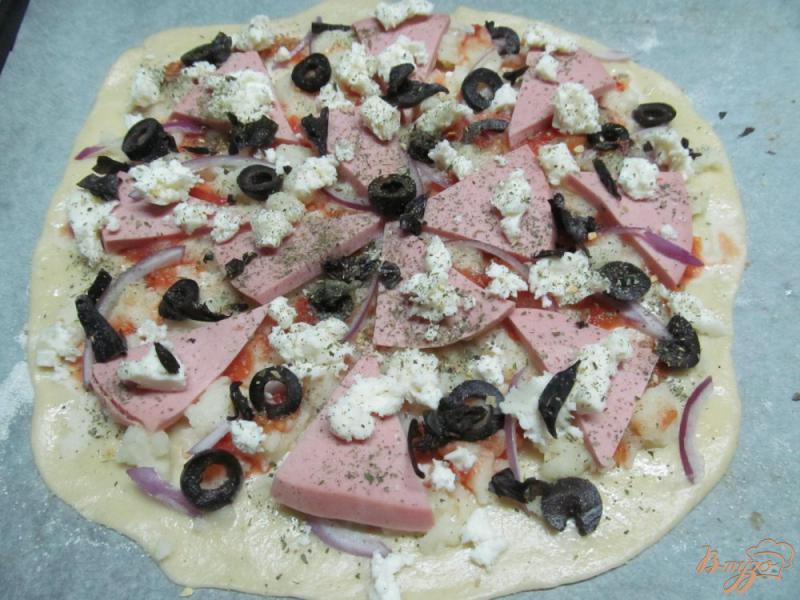 Фото приготовление рецепта: Пицца с колбасой и картофельным пюре шаг №7