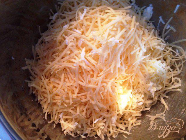 Фото приготовление рецепта: Замазка на хлеб из сыра и отварного яйца шаг №1