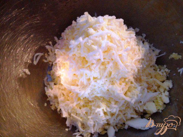 Фото приготовление рецепта: Замазка на хлеб из сыра и отварного яйца шаг №2