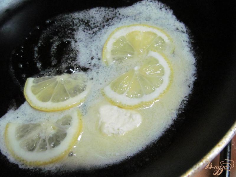 Фото приготовление рецепта: Курица под сливочно-лимонным соусом шаг №2