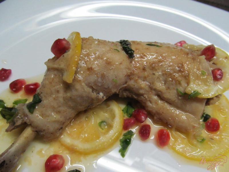 Фото приготовление рецепта: Курица под сливочно-лимонным соусом шаг №3
