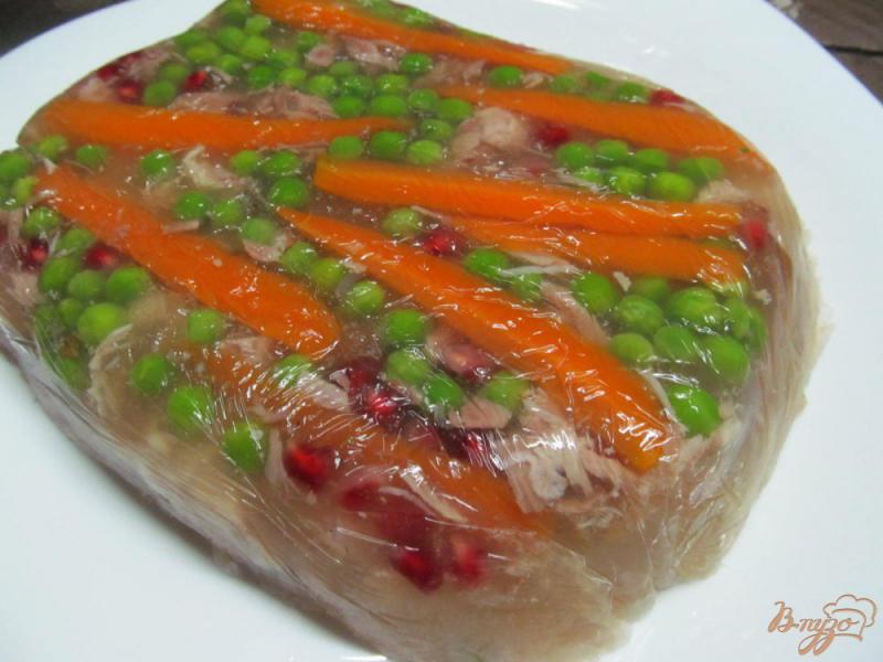 Фото приготовление рецепта: Заливное из рульки и овощей шаг №11