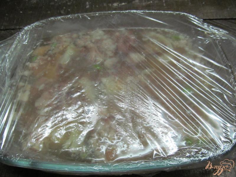 Фото приготовление рецепта: Заливное из рульки и овощей шаг №10
