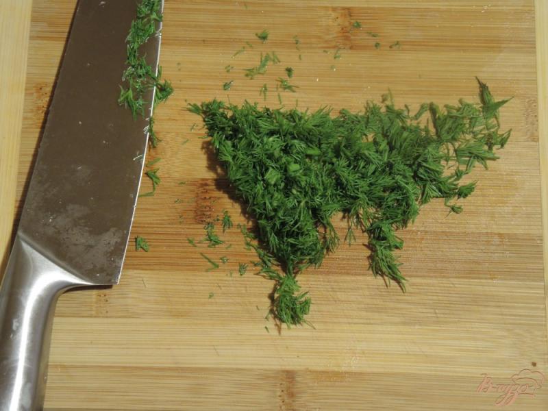 Фото приготовление рецепта: Салат из фасоли и огурцов шаг №4