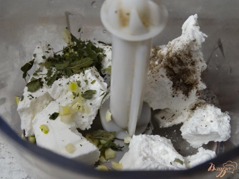 Фото приготовление рецепта: Дип из творога и зеленого горошка с мятой шаг №3