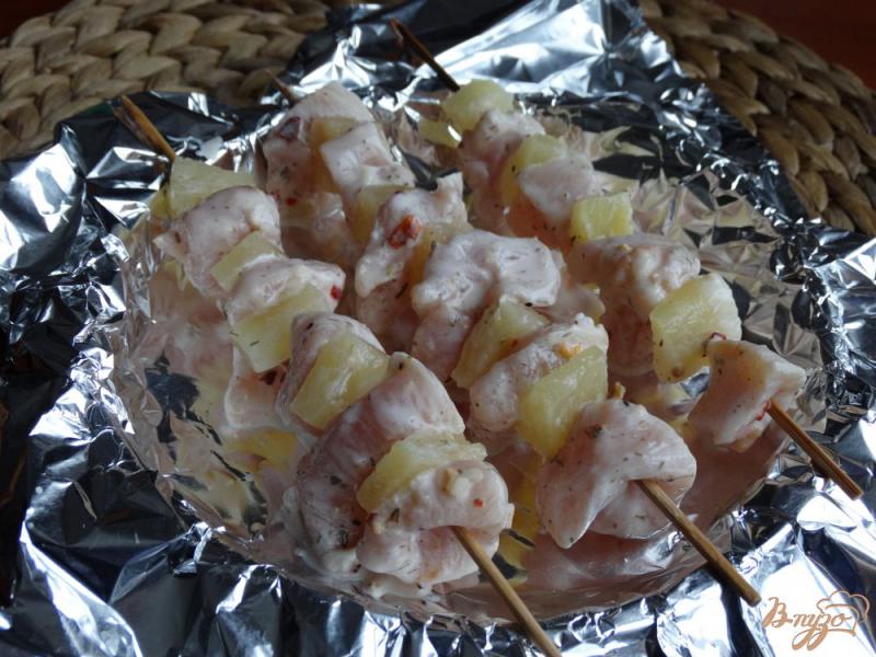 Фото приготовление рецепта: Шашлычки из куриной грудки и ананасов шаг №4