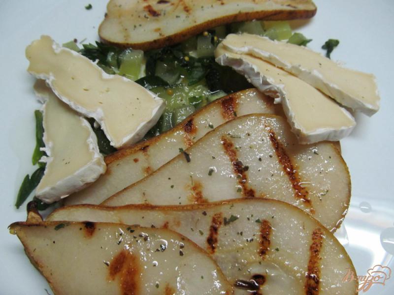 Фото приготовление рецепта: Салат с грушей и сыром шаг №4