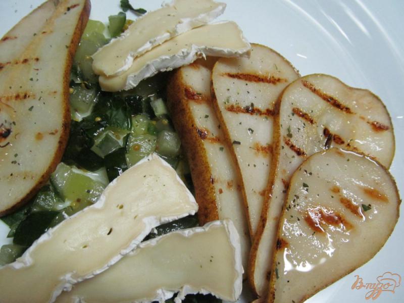 Фото приготовление рецепта: Салат с грушей и сыром шаг №5