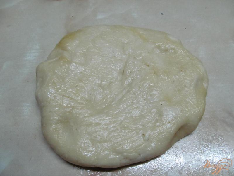 Фото приготовление рецепта: Пицца с баклажаном грибами и колбасой шаг №1