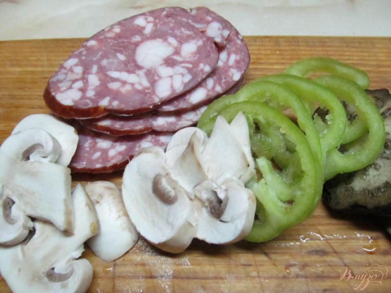 Фото приготовление рецепта: Пицца с баклажаном грибами и колбасой шаг №3
