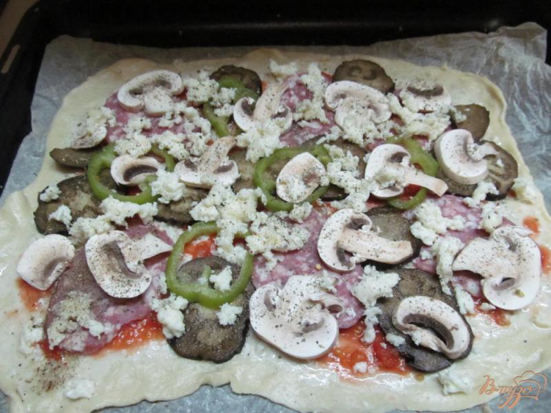 Фото приготовление рецепта: Пицца с баклажаном грибами и колбасой шаг №6