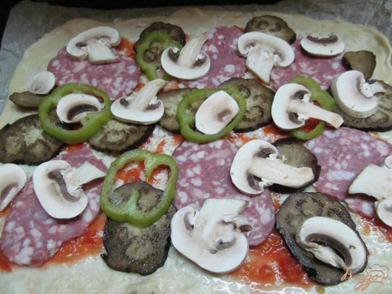 Фото приготовление рецепта: Пицца с баклажаном грибами и колбасой шаг №5