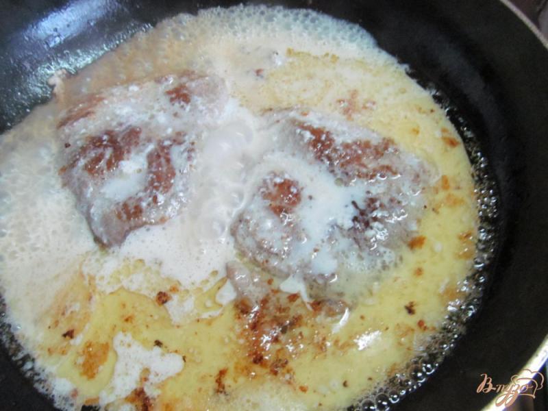 Фото приготовление рецепта: Мясо в молоке с макаронами и клюквой шаг №3