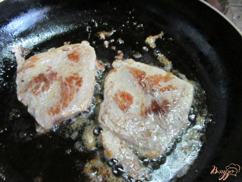 Фото приготовление рецепта: Мясо в молоке с макаронами и клюквой шаг №2