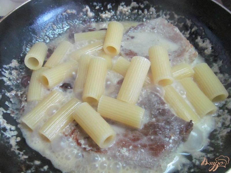 Фото приготовление рецепта: Мясо в молоке с макаронами и клюквой шаг №5