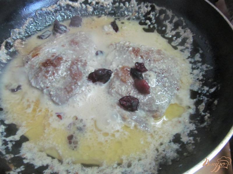 Фото приготовление рецепта: Мясо в молоке с макаронами и клюквой шаг №4