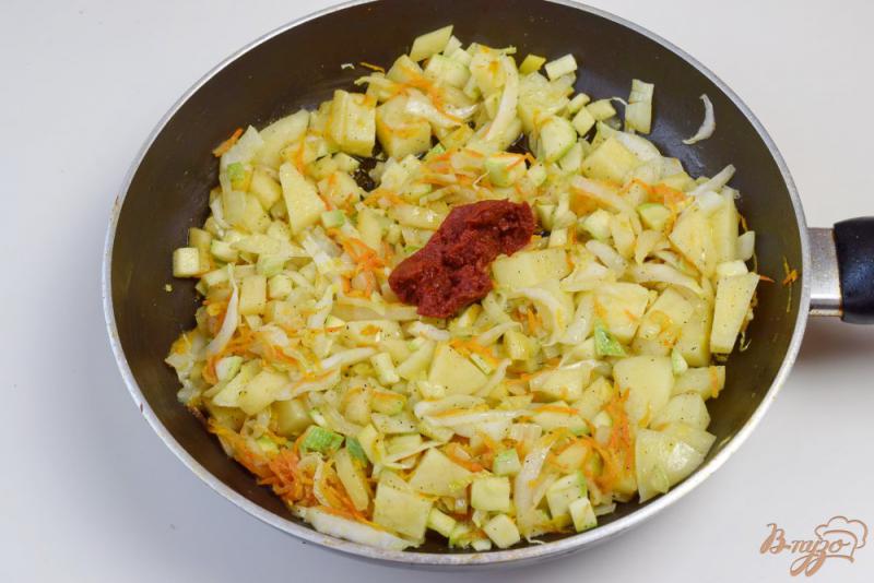 Фото приготовление рецепта: Капуста тушенная с овощами в томате шаг №4
