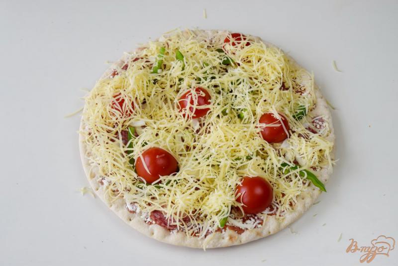Фото приготовление рецепта: Пицца с салями шаг №4