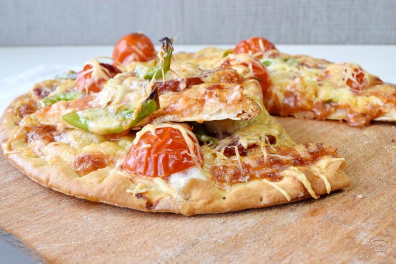 Фото приготовление рецепта: Пицца с салями шаг №5