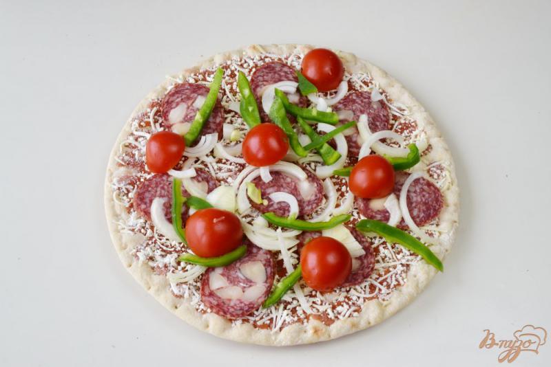 Фото приготовление рецепта: Пицца с салями шаг №3
