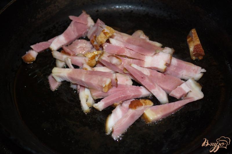 Фото приготовление рецепта: Картофель тушеный с квашенной капустой и грудинкой шаг №3