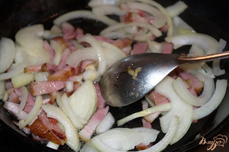 Фото приготовление рецепта: Картофель тушеный с квашенной капустой и грудинкой шаг №4