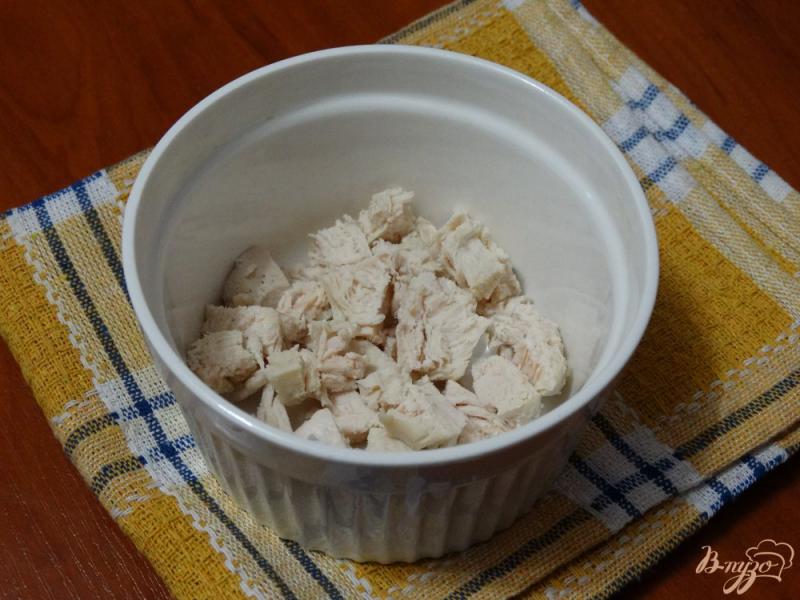 Фото приготовление рецепта: Яйца-кокот с куриной грудкой и кабачками шаг №1