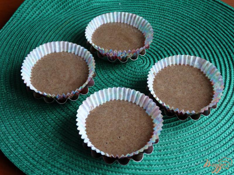 Фото приготовление рецепта: Шоколадные бисквитные пирожные шаг №7