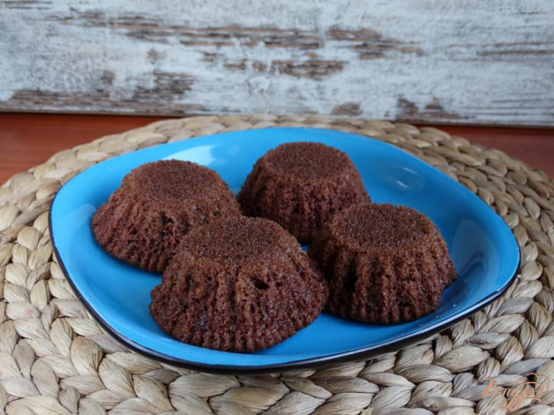 Фото приготовление рецепта: Шоколадные бисквитные пирожные шаг №9