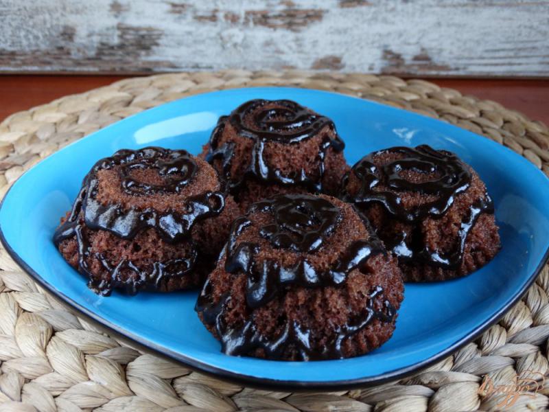 Фото приготовление рецепта: Шоколадные бисквитные пирожные шаг №10