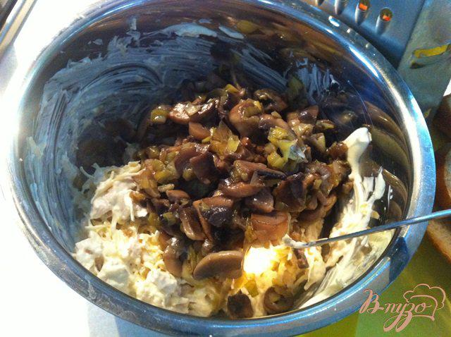 Фото приготовление рецепта: Фаршированный багет курицей и грибами шаг №6
