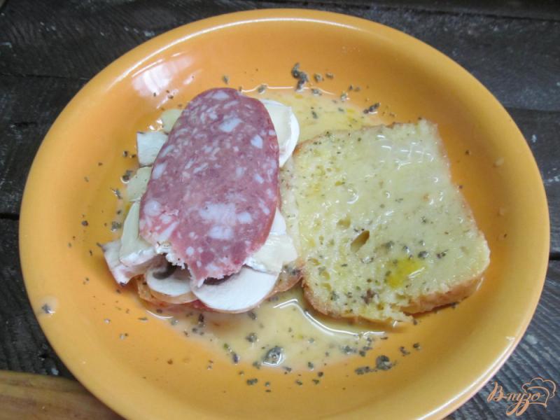 Фото приготовление рецепта: Горячий бутерброд с колбасой и грибами шаг №6