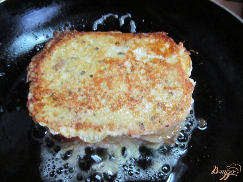 Фото приготовление рецепта: Горячий бутерброд с колбасой и грибами шаг №7
