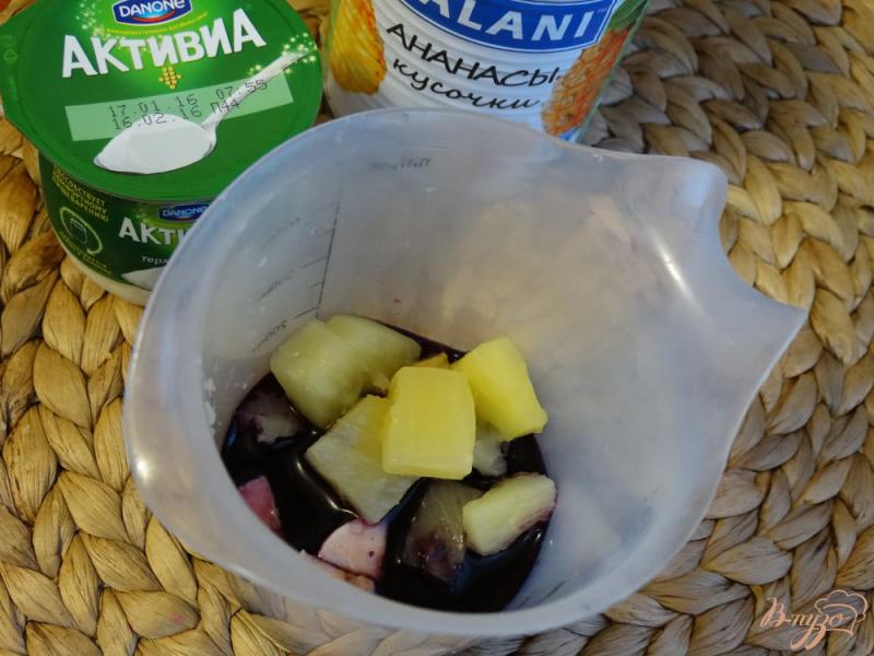 Фото приготовление рецепта: Смузи из голубики и ананаса шаг №3