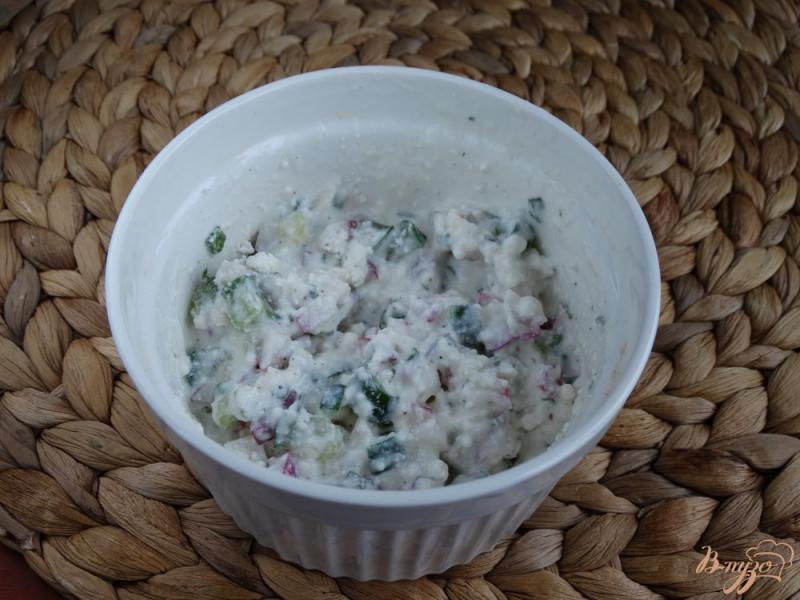 Фото приготовление рецепта: Творожно-овощной салат с яйцом на луковых тостах шаг №4