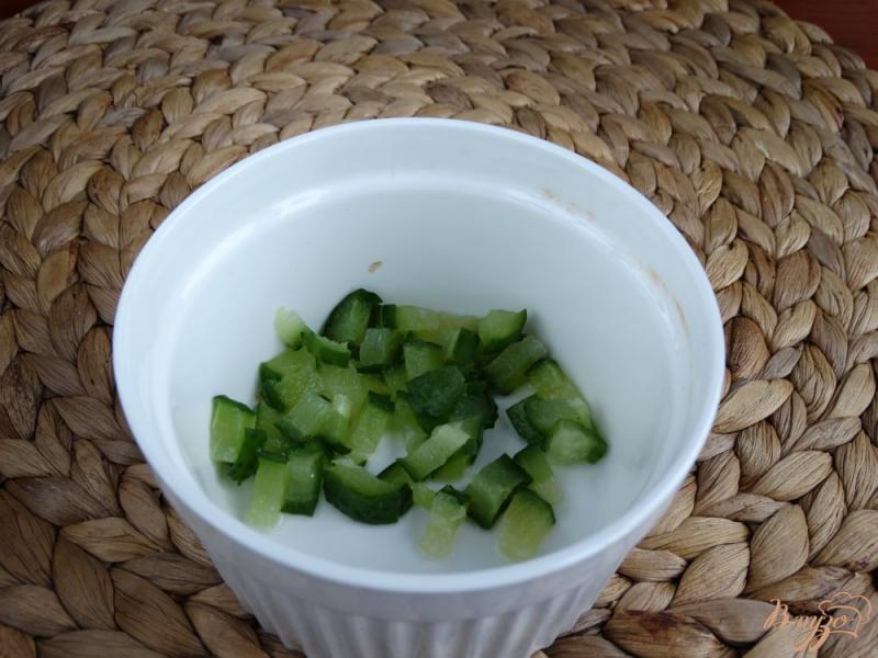 Фото приготовление рецепта: Творожно-овощной салат с яйцом на луковых тостах шаг №1