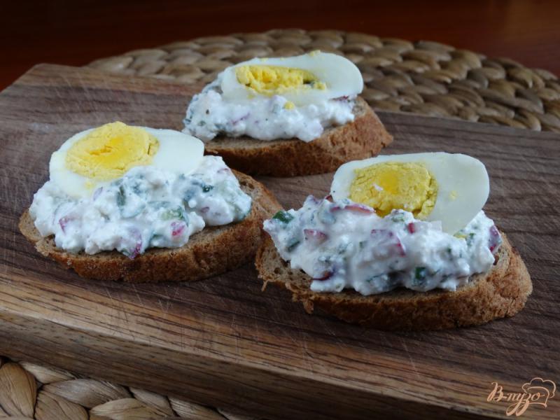 Фото приготовление рецепта: Творожно-овощной салат с яйцом на луковых тостах шаг №8