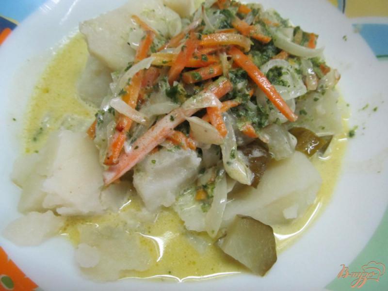 Фото приготовление рецепта: Теплый картофельный салат с соленым огурцом шаг №4