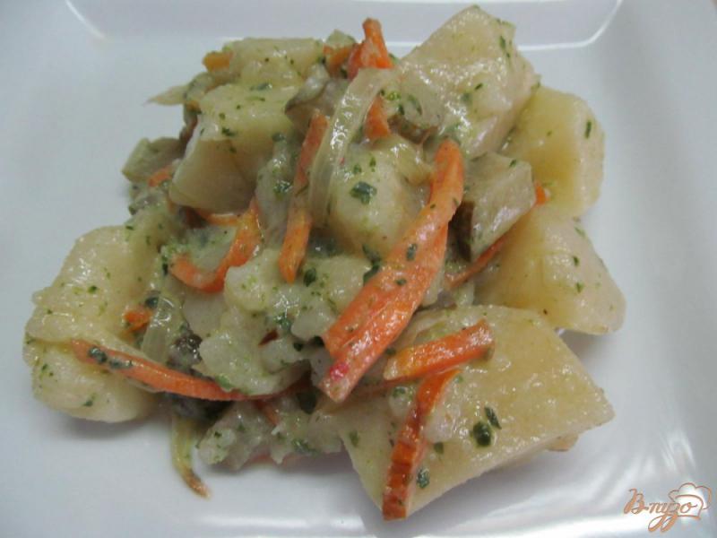 Фото приготовление рецепта: Теплый картофельный салат с соленым огурцом шаг №5
