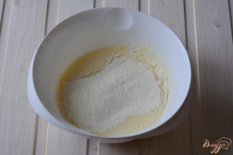 Фото приготовление рецепта: Ягодные кексы с сахарной помадкой шаг №3