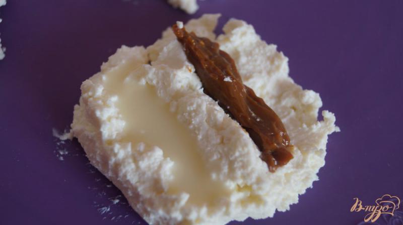 Фото приготовление рецепта: Сырки со сгущенным молоком в шоколаде шаг №3