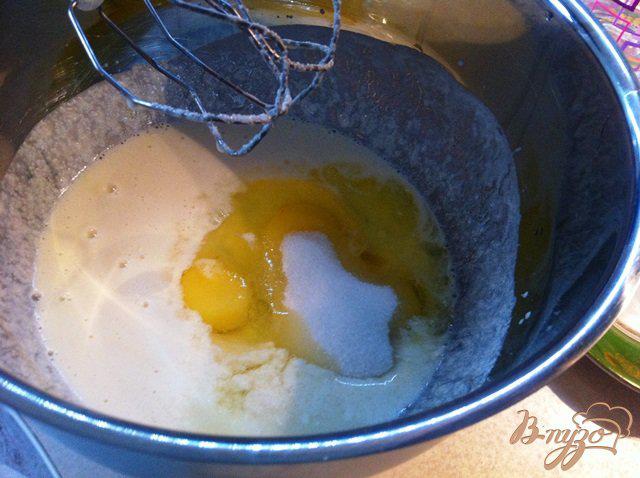 Фото приготовление рецепта: Запеканка творожная с кокосовой стружкой и клубничным соусом шаг №2