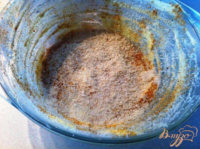 Фото приготовление рецепта: Запеканка творожная с кокосовой стружкой и клубничным соусом шаг №4