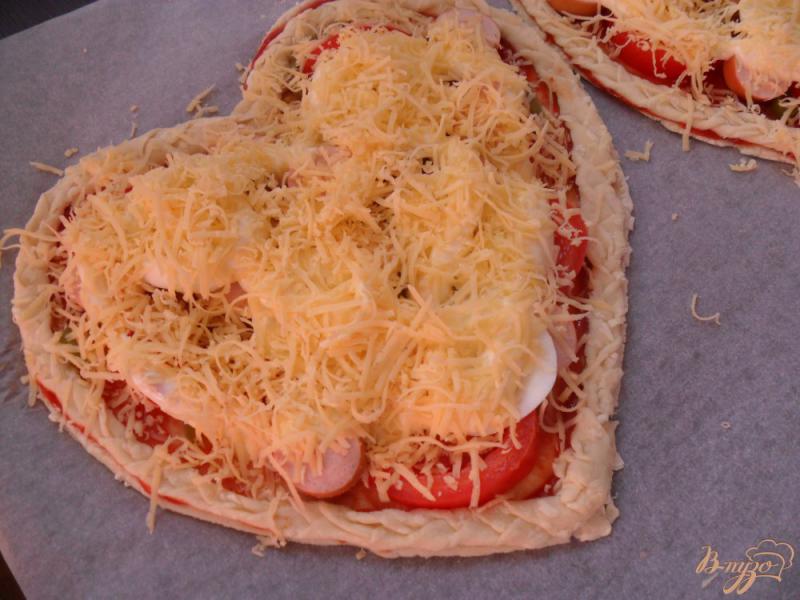 Фото приготовление рецепта: Пицца Валентинка на слоенном тесте шаг №9