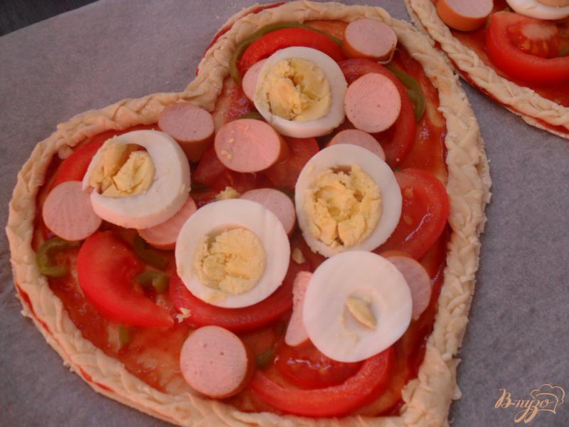 Фото приготовление рецепта: Пицца Валентинка на слоенном тесте шаг №7